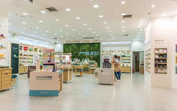從超市貨架到專賣店體驗(yàn) 化妝品零售的雙重路徑